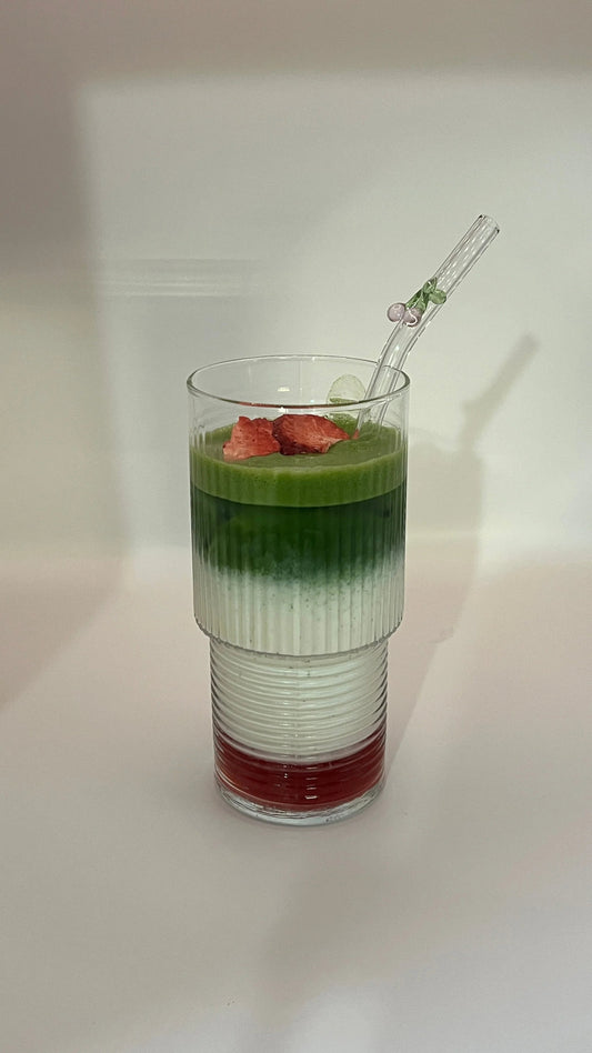 Matcha Strawberry Bliss – Grün trifft Erdbeertraum - Syrutopia