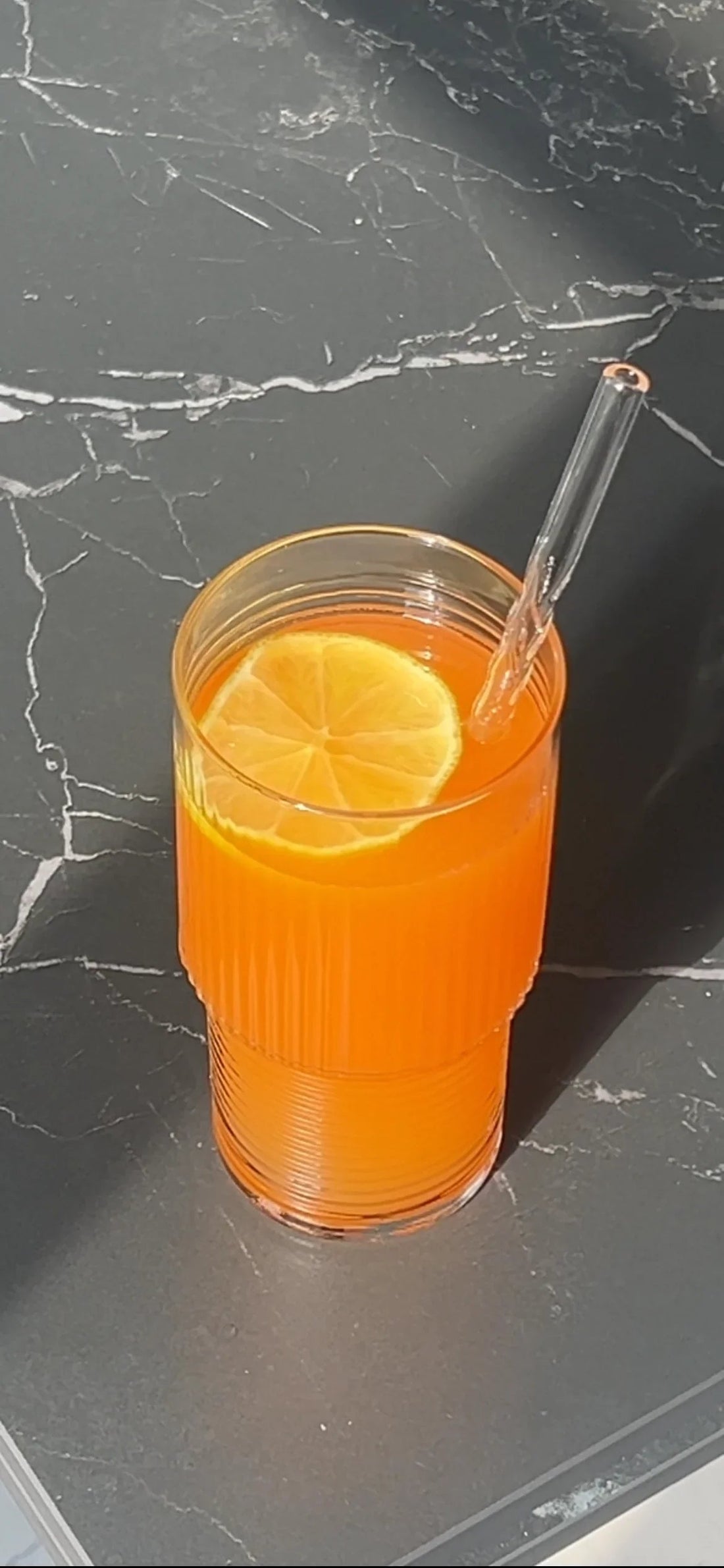 Wild Berry Lagoon – Sommerdrink mit Erdbeer-Basilikum - Syrutopia